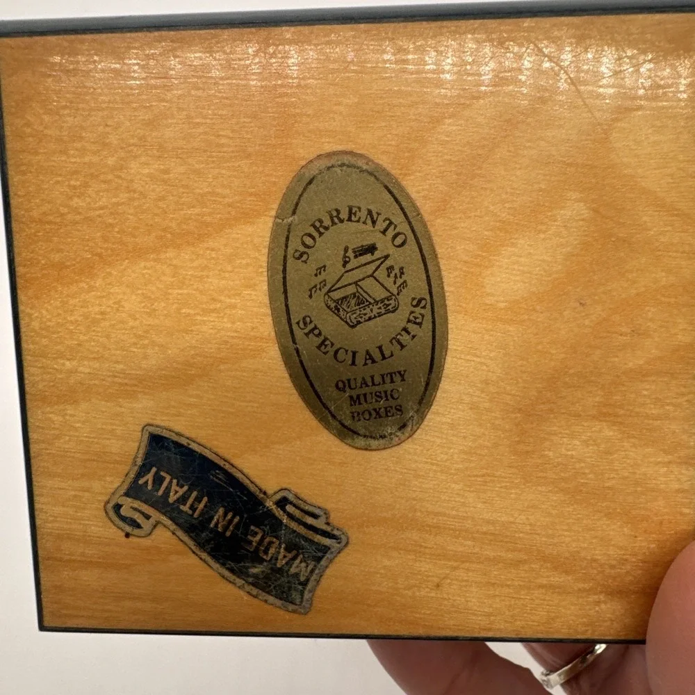 Beautiful Inlaid Wooden Small Jewelry Keep Box Sorrento Italy Velvet Inside